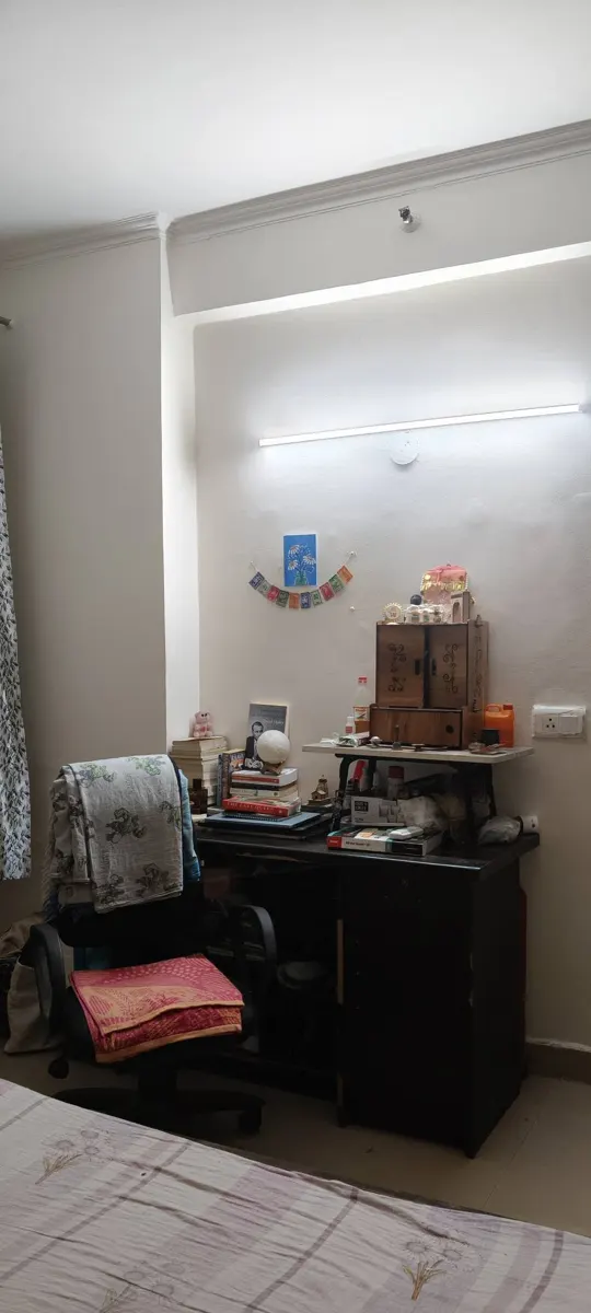 Master Bedroom for Female / Couple Flatmate in Amrapali Silicon City, Sector 76 Noida – Bedrooms