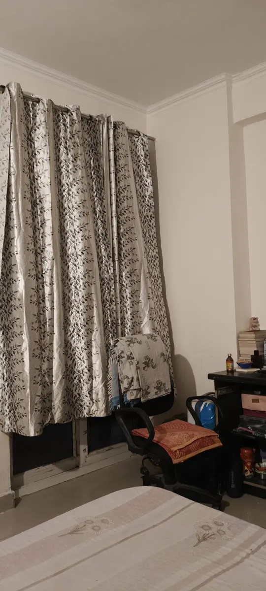 Master Bedroom for Female / Couple Flatmate in Amrapali Silicon City, Sector 76 Noida – Bedrooms