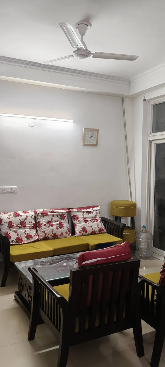Master Bedroom for Female / Couple Flatmate in Amrapali Silicon City, Sector 76 Noida – Living room