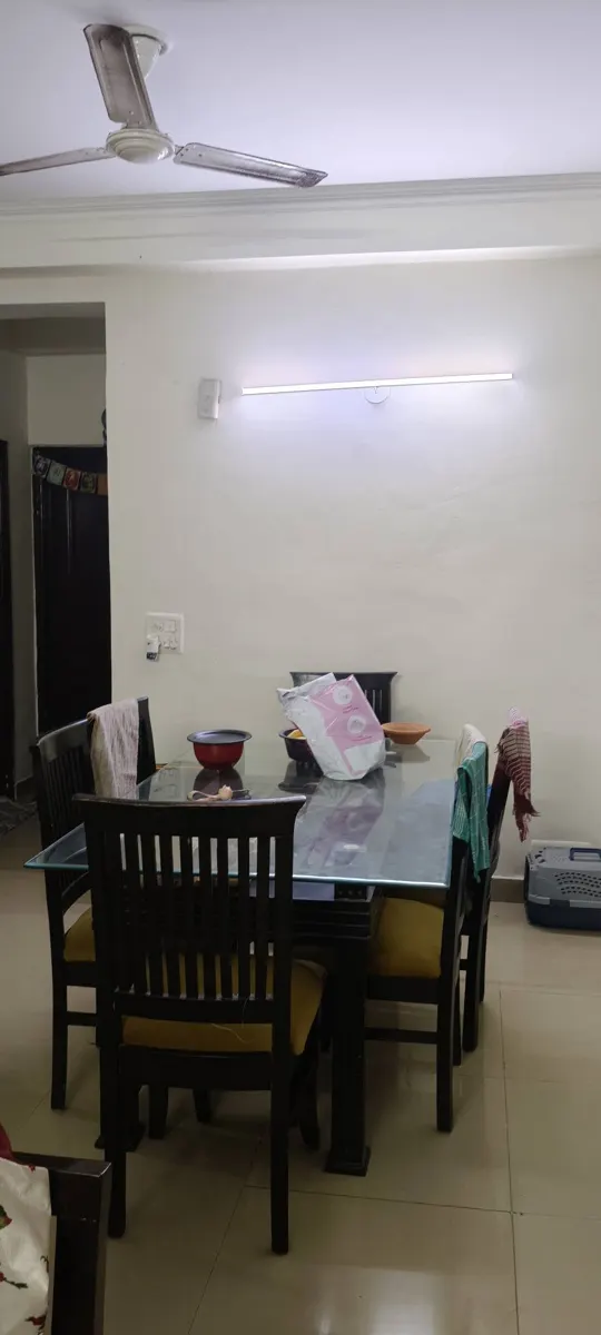 Master Bedroom for Female / Couple Flatmate in Amrapali Silicon City, Sector 76 Noida – Living room