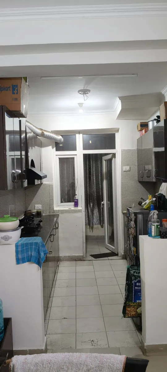 Master Bedroom for Female / Couple Flatmate in Amrapali Silicon City, Sector 76 Noida – Kitchen