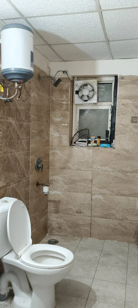 Master Bedroom for Female / Couple Flatmate in Amrapali Silicon City, Sector 76 Noida – Bathrooms