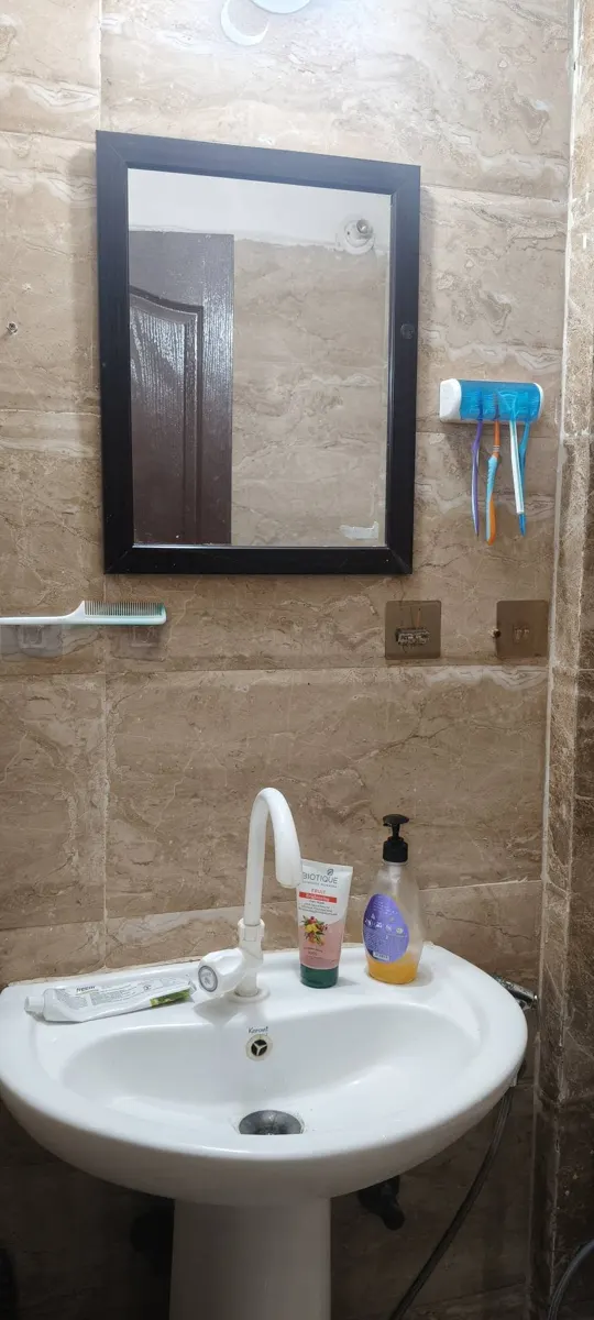 Master Bedroom for Female / Couple Flatmate in Amrapali Silicon City, Sector 76 Noida – Bathrooms