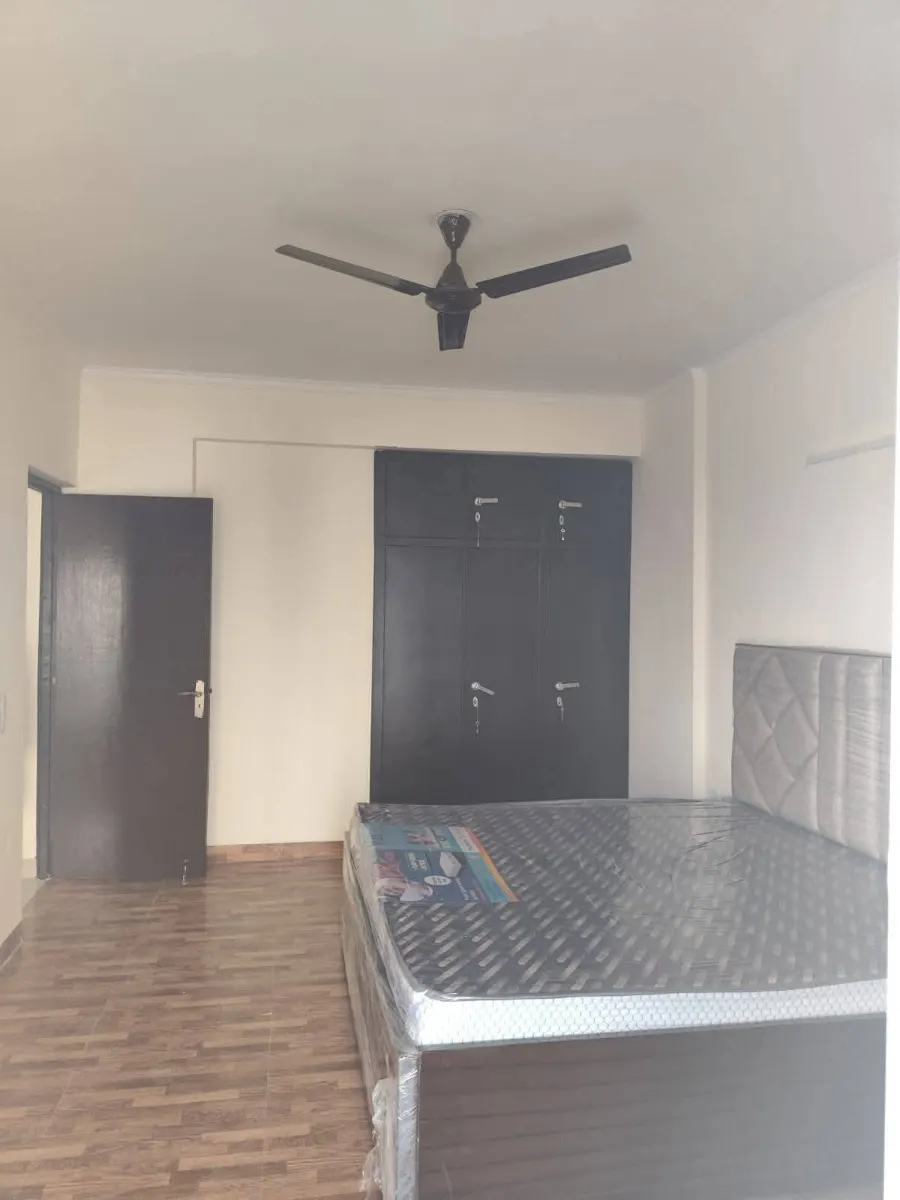 Fully Furnished Rooms & 1–4 BHK Flats for Rent, Sector 74–79 Noida – Bedrooms