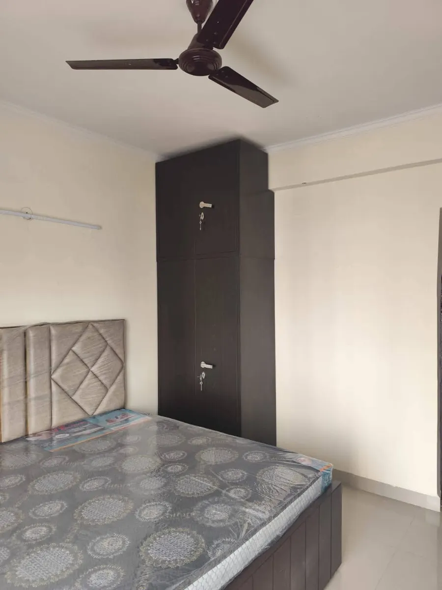 Fully Furnished Rooms & 1–4 BHK Flats for Rent, Sector 74–79 Noida – Bedrooms