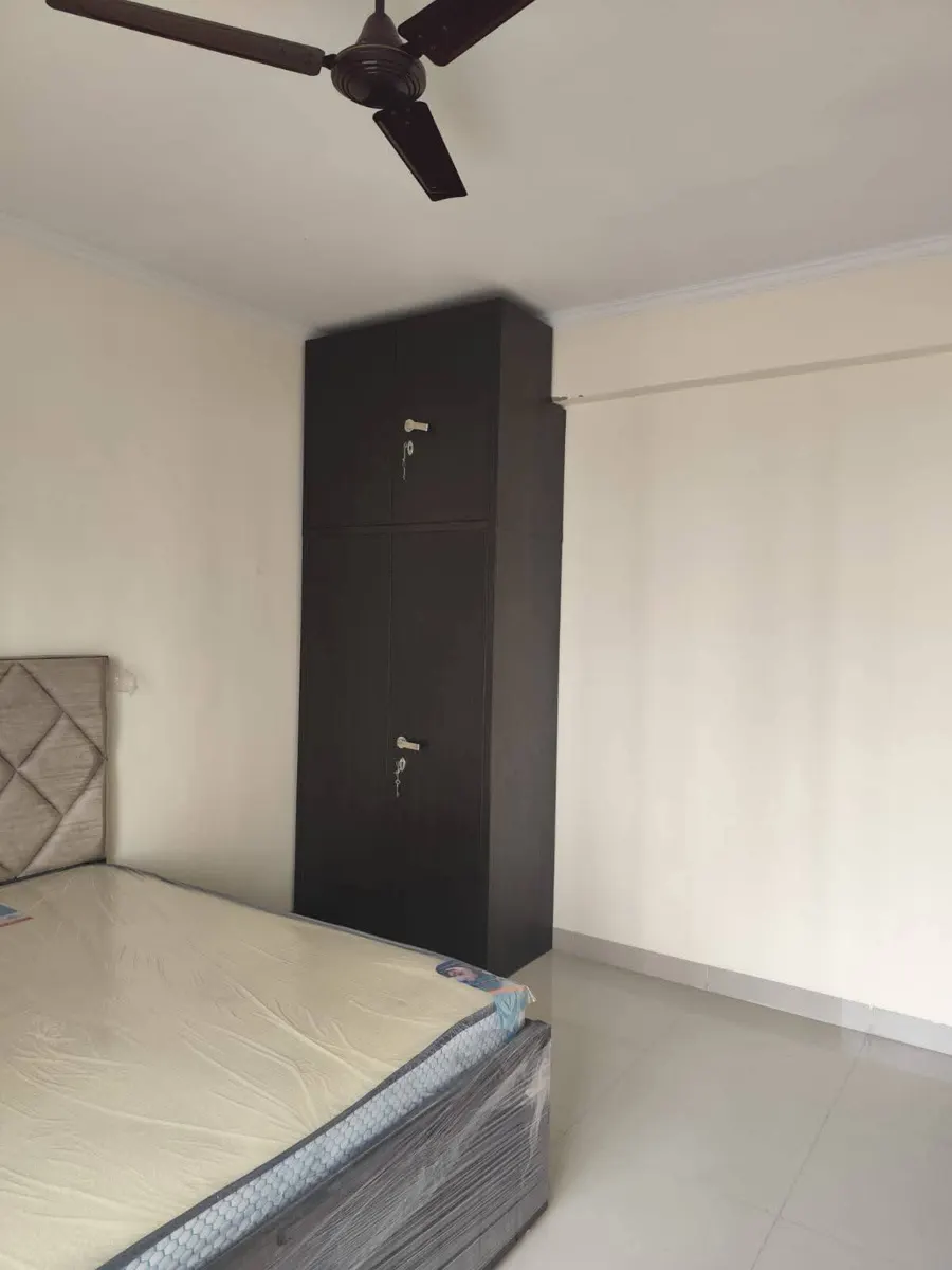 Fully Furnished Rooms & 1–4 BHK Flats for Rent, Sector 74–79 Noida – Bedrooms
