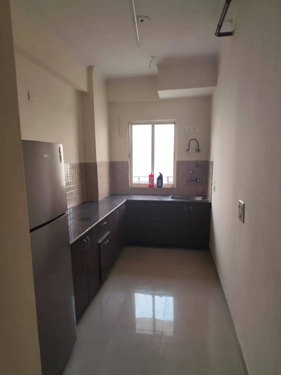 Fully Furnished Rooms & 1–4 BHK Flats for Rent, Sector 74–79 Noida – Kitchen