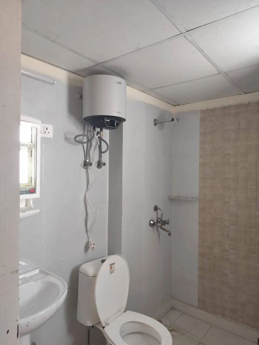 Fully Furnished Rooms & 1–4 BHK Flats for Rent, Sector 74–79 Noida – Bathrooms
