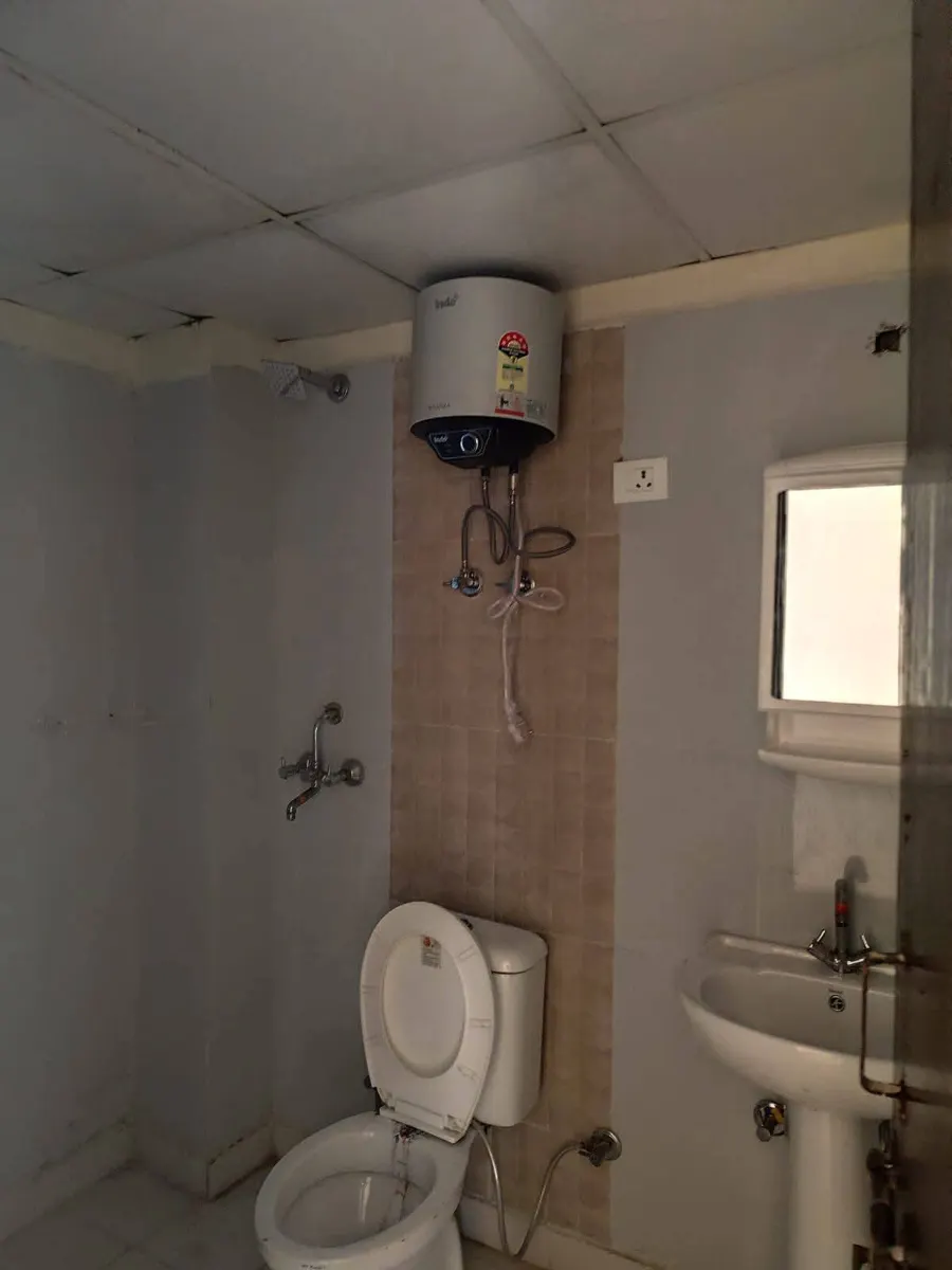 Fully Furnished Rooms & 1–4 BHK Flats for Rent, Sector 74–79 Noida – Bathrooms