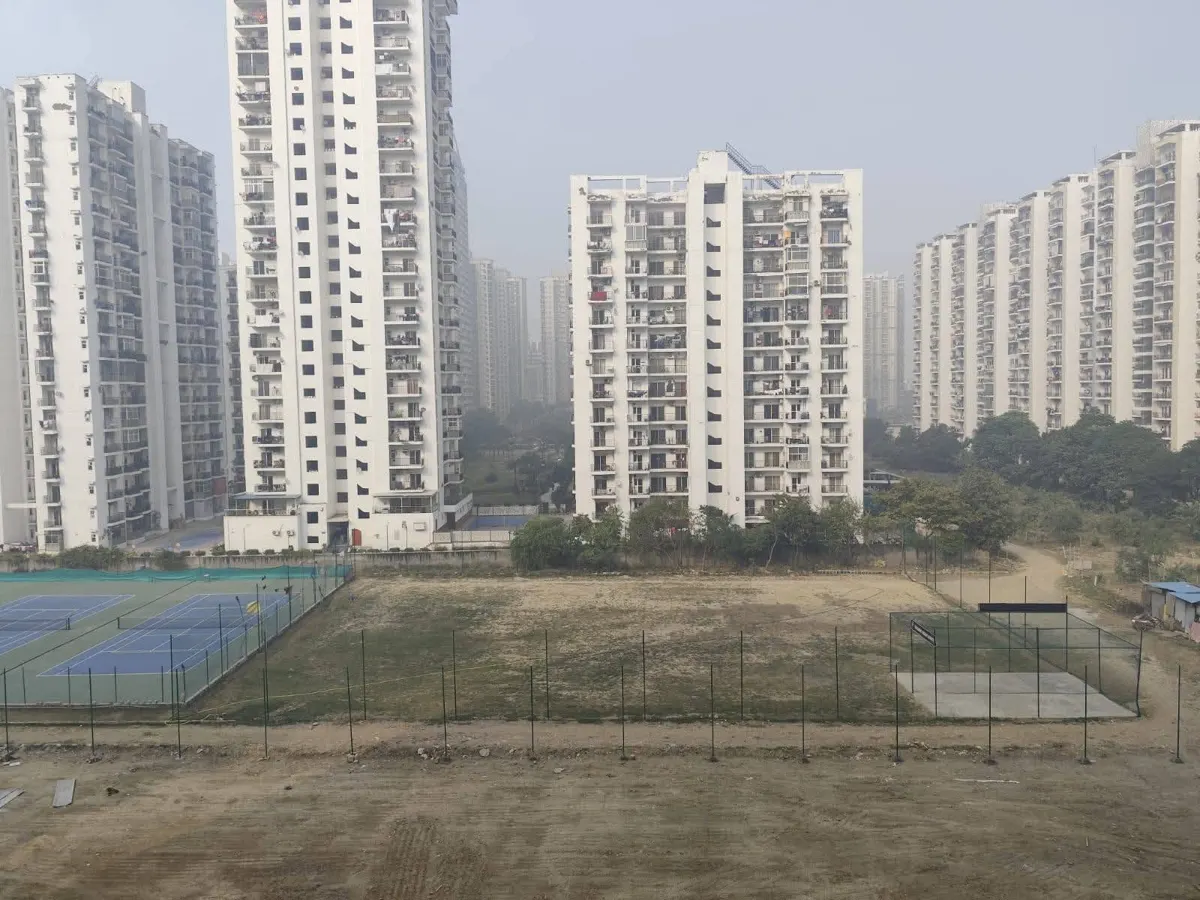 Fully Furnished Rooms & 1–4 BHK Flats for Rent, Sector 74–79 Noida – Exterior view