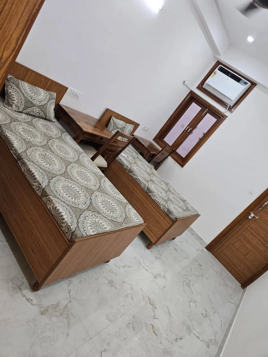 Unisex PG with Food & AC Rooms in Sector 58 Noida – Tri Homes Premium Hostel – Bedrooms
