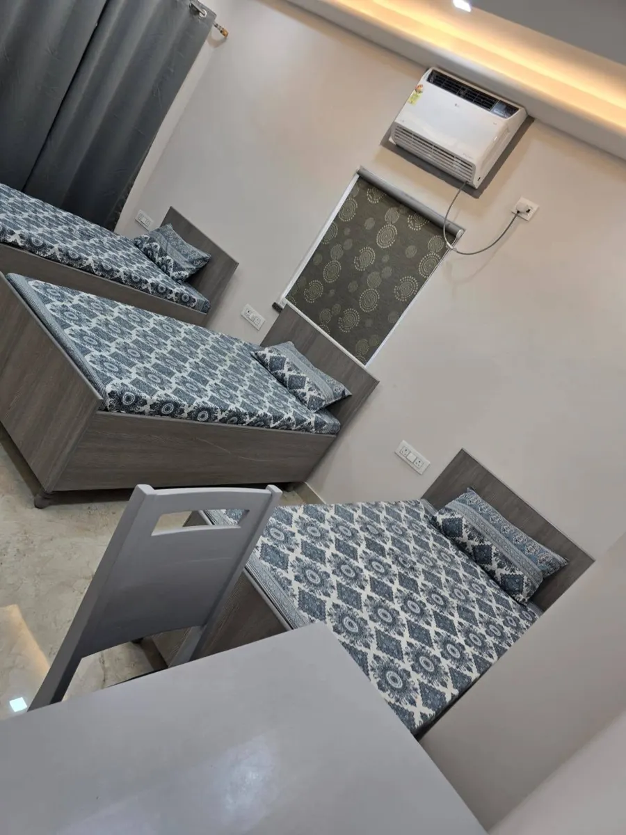 Unisex PG with Food & AC Rooms in Sector 58 Noida – Tri Homes Premium Hostel – Bedrooms